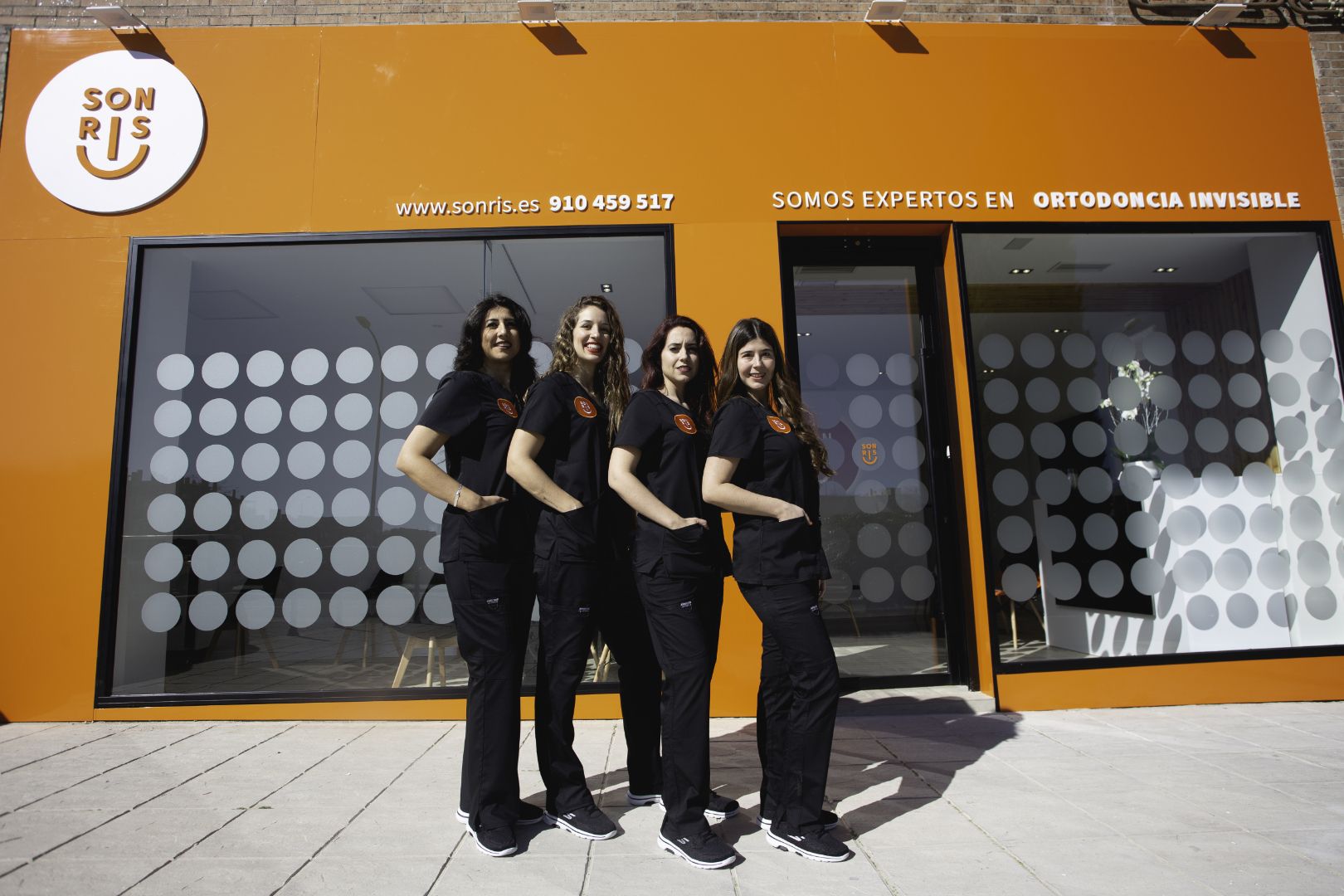 Clínica Dental Sonris | Branding · Exterior
