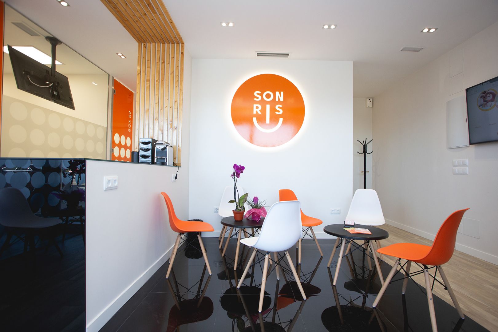 Clínica Dental Sonris | Branding · Sala de espera