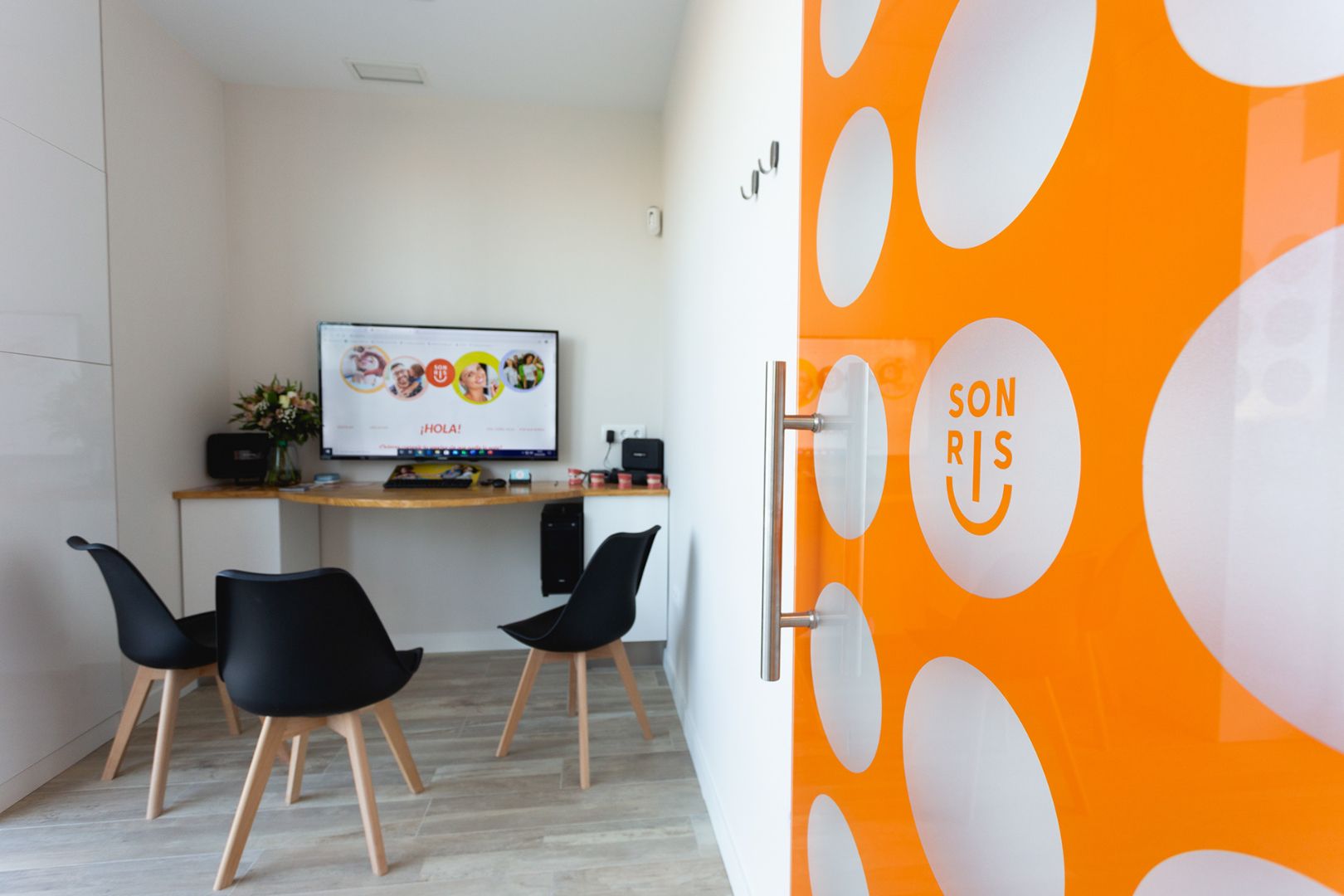 Clínica Dental Sonris | Branding · Despacho