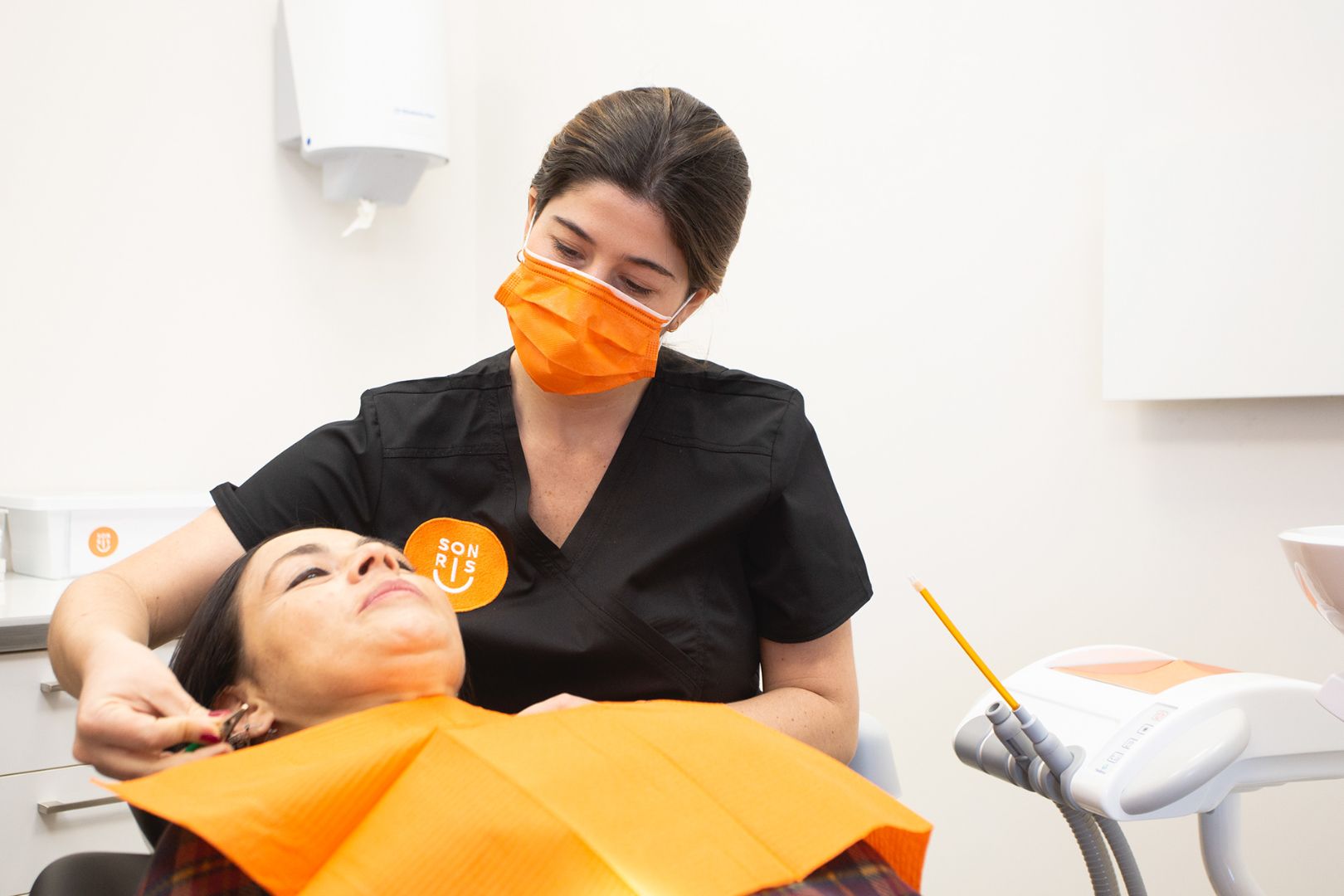 Clínica Dental Sonris | Branding · Gabinete